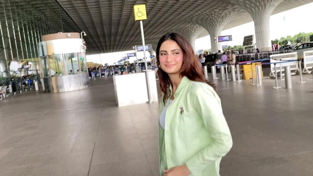 palak-tiwari-was-spotted-at-the-airport-showcasing-her-chic-and-trendy-travel-style